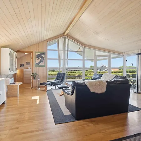 בית נופש Spacious Near Fjord *