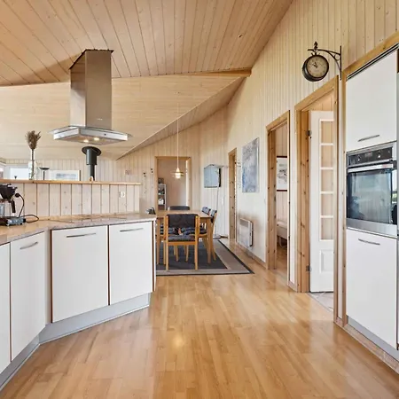 בית נופש Spacious Near Fjord *