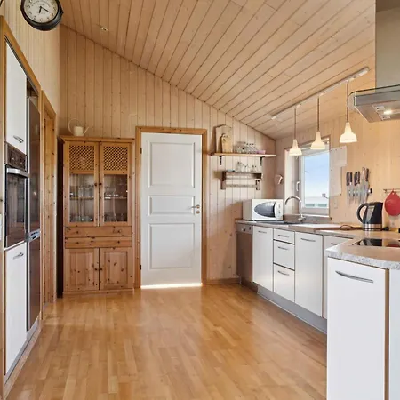 Spacious Near Fjord בית נופש *