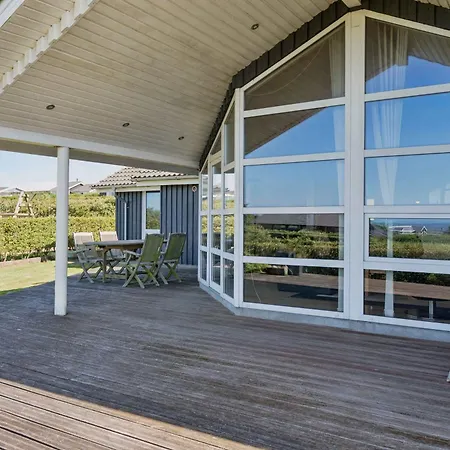 Spacious Near Fjord בית נופש