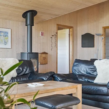 Spacious Near Fjord Feriehus *
